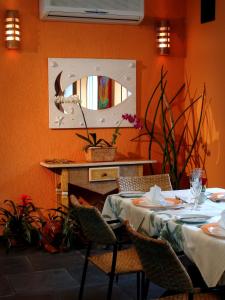 a dining room with a table and a mirror at Hotel Itapemar - Ilhabela in Ilhabela