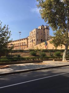 um grande edifício na lateral de uma rua em Big Mom House em Palermo