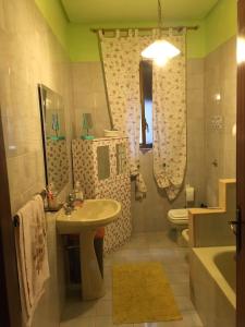 um banheiro com pia e vaso sanitário em Big Mom House em Palermo mais 28 fotografias