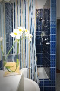 a bathroom with a vase with flowers on a toilet at Hotel Litjes in Goch