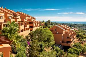 una fila de casas en una colina con árboles en R16 Jans penthouse with amazing views en Marbella