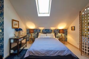 Tempat tidur dalam kamar di Luxurious triplex near the beach In Estoril
