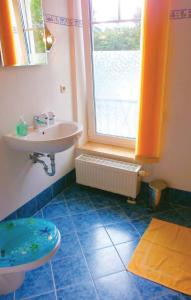 a bathroom with a sink and a window at Ferienwohnung Möwe in Graal-Müritz