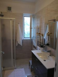 een badkamer met een wastafel en een douche bij Nonna Rosa House in Scala