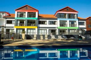 un edificio con piscina frente a él en Quality Hotel Oceans Tutukaka, en Tutukaka