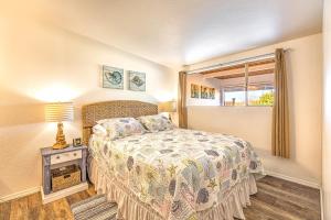 ein kleines Schlafzimmer mit einem Bett und einem Fenster in der Unterkunft Sandy Days Condo in Ocean Shores