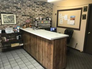 eine Theke in adrugstore mit einem Pharmazeutiker, in der Unterkunft Budget Host Village Inn in Kirksville