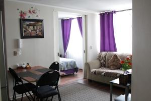 sala de estar con mesa y sofá en Gloria en Santiago