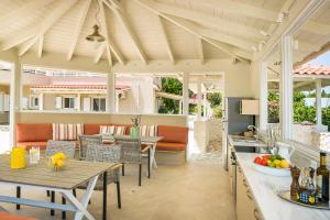 Hidden Gem Estate - Superior luxury villa large private pool stunning sea & mountain views 5 acres of lush gardens World class accommodation italokat is kínál