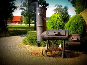 una parrilla al aire libre con fuego en una cesta en una bicicleta en Villa Natura, en Dolsk