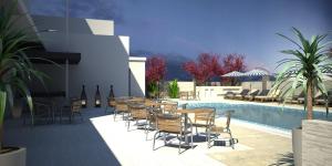 eine Terrasse mit Tischen und Stühlen neben einem Pool in der Unterkunft White Star Hotel in Adıyaman