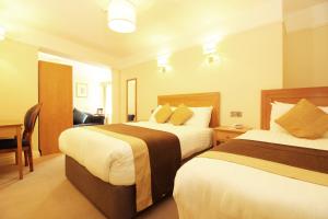 Uma cama ou camas num quarto em Castle Hotel