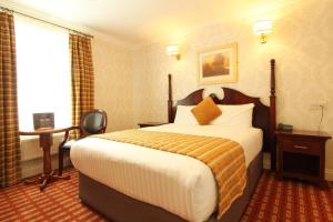 Uma cama ou camas num quarto em Castle Hotel