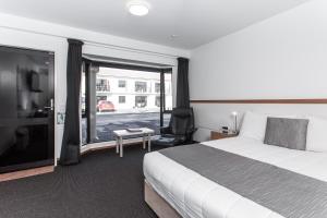 Rúm í herbergi á Palms Motel