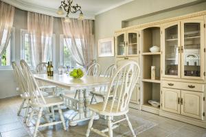 A kitchen or kitchenette at Hidden Gem Estate - Superior luxury villa large private pool stunning sea & mountain views 5 acres of lush gardens World class accommodation