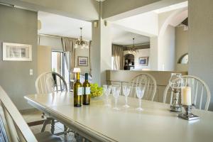 Hidden Gem Estate - Superior luxury villa large private pool stunning sea & mountain views 5 acres of lush gardens World class accommodation italokat is kínál