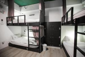 Letto o letti in una camera di We Come Hostel