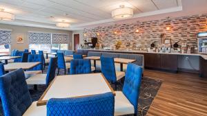 a restaurant with tables and chairs and a bar at Best Western Gettysburg in Gettysburg