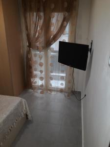 Televízia a/alebo spoločenská miestnosť v ubytovaní Kosta's Apartment 1