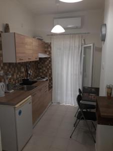 Ett kök eller pentry på Kosta's Apartment 1