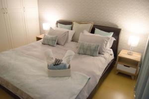 Una cama con zapatos y una cesta encima. en Aya Luxury Apartments 56, en Durban 37 fotos más