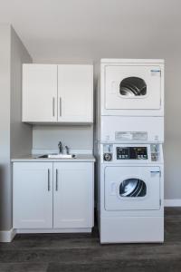 cocina con lavadora y fregadero en Grandview Motel, en Kamloops