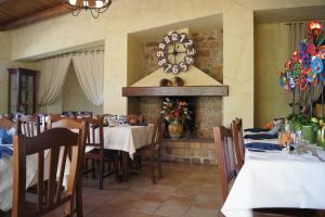 un comedor con mesas y un reloj en la pared en Agriturismo Mammarella en Altavilla Silentina