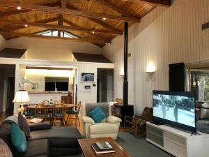 TV a/nebo společenská místnost v ubytování Valley View Luxury Retreat