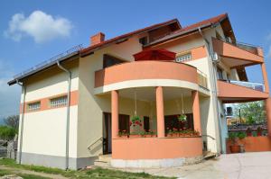 a building with flower boxes on the front of it at Pensiunea Koruna in Poenari