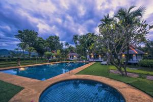 uma imagem de uma piscina num resort em Bura Lumpai Resort em Pai