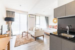 A cozinha ou kitchenette de The Deck Patong by VIP
