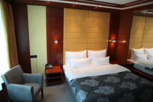 Postel nebo postele na pokoji v ubytování Garni Hotel Aleksandar