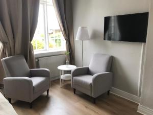 TV a/nebo společenská místnost v ubytování Hotell Humbla
