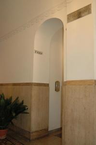 un ascenseur dans un immeuble avec un panneau sur le mur dans l'établissement Morfeo Suite, à Rome