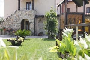 a garden in front of a house with a gate at Agriturismo Mammarella in Altavilla Silentina