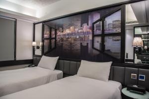 The Cloud Hotel tesisinde bir odada yatak veya yataklar