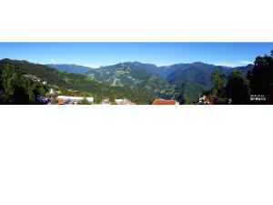 Vista generica sulle montagne o vista sulle montagne dall'interno dell'affittacamere