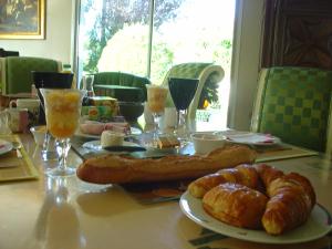 ブレシュイールにあるChambre d'hôtes Bellevueのテーブル上にパンとクロワッサンをかけたテーブル