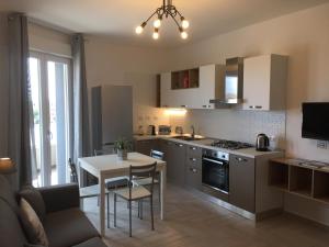 Dapur atau dapur kecil di Le Domus Modern Apartments Cagliari
