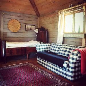Tempat tidur dalam kamar di Klefstad Gård