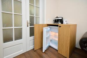een koelkast met de deur open in een kamer bij Shipka 1 in Varna