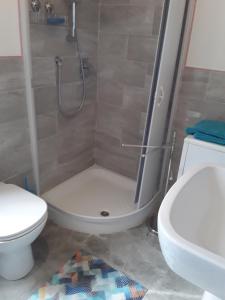Ένα μπάνιο στο Appartamento Fantasia CIR Aosta 0241