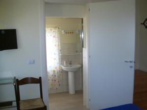 un bagno con lavandino, water e specchio di Affittacamere il girasole a Recanati