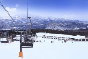 un grupo de personas en un remonte en la nieve en Hotel Alpen Blick, en Myoko 74 fotos más