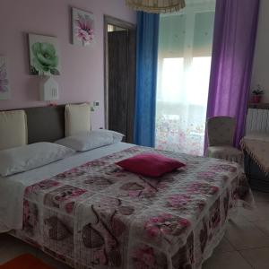 sypialnia z łóżkiem z kocem w obiekcie B & B Arco di Sole w mieście Pontecagnano