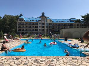 um grupo de pessoas numa piscina num hotel em Blue Mare BB em Łukęcin