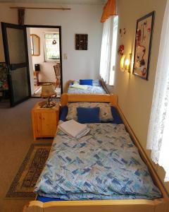 バート・デューベンにあるFerienhaus Dübener Heideのベッドルーム1室(ベッド2台、ランプ付きテーブル付)