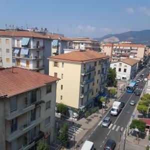 z góry widok na ulicę miejską z budynkami w obiekcie B & B Arco di Sole w mieście Pontecagnano