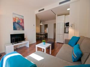 Televízia a/alebo spoločenská miestnosť v ubytovaní Apartamentos Murallas de Sevilla