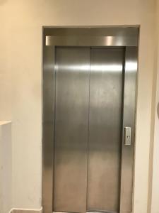 una porta di un ascensore in acciaio inossidabile in un edificio di VTZ El Balcón del Coso II a Saragozza